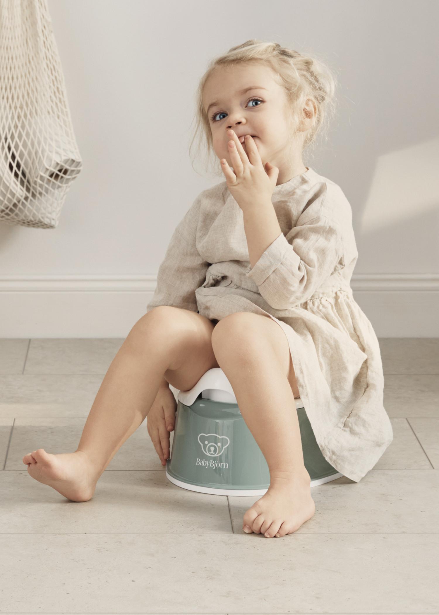 Smart potty in deep green and white BPA free plastic - BabyBjörn