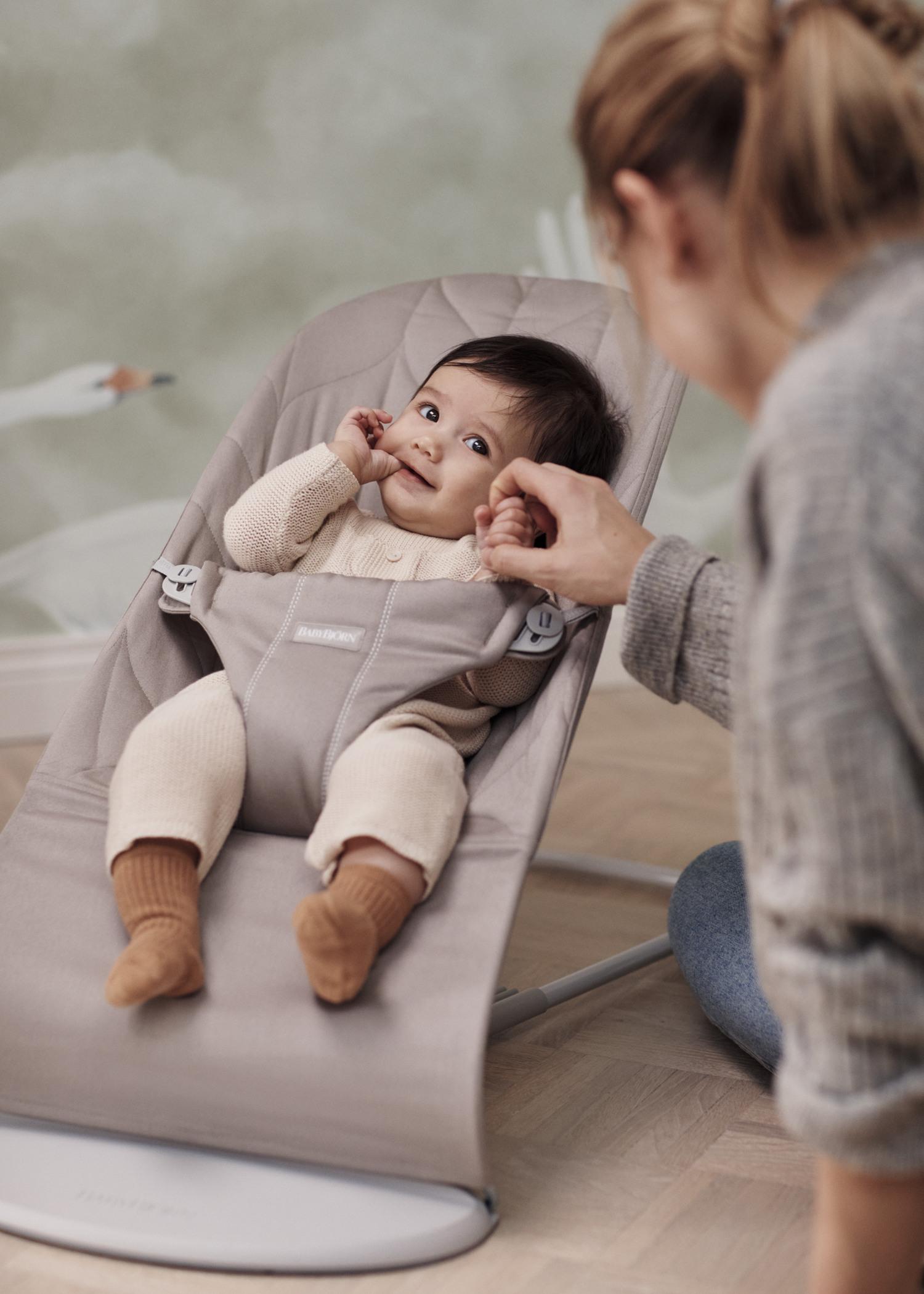 Bouncer Bliss in Sand grey Woven petal quilt - BabyBjörn